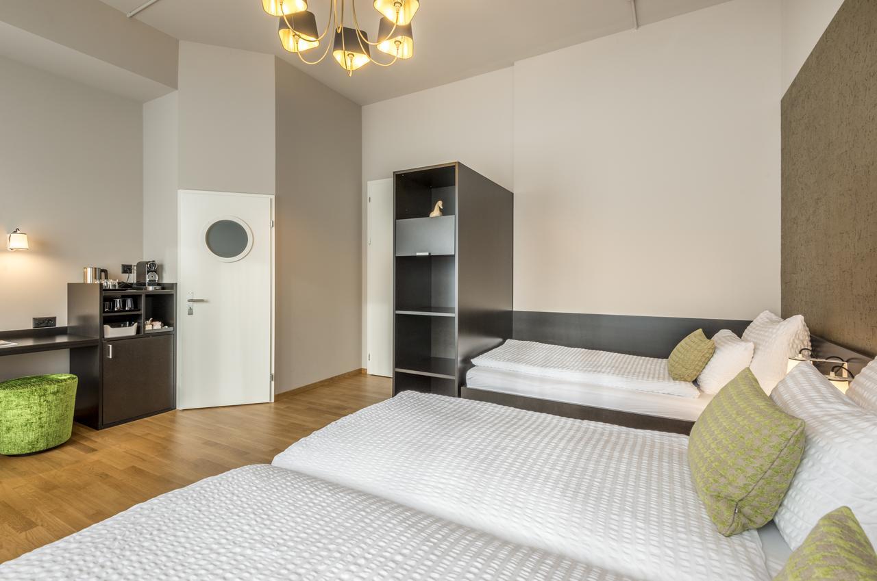Superior Triple Room River Mountain View